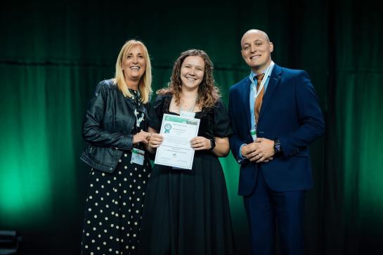 Laure Dombrecht receives best poster award at the EAPC 2026 in Prague.